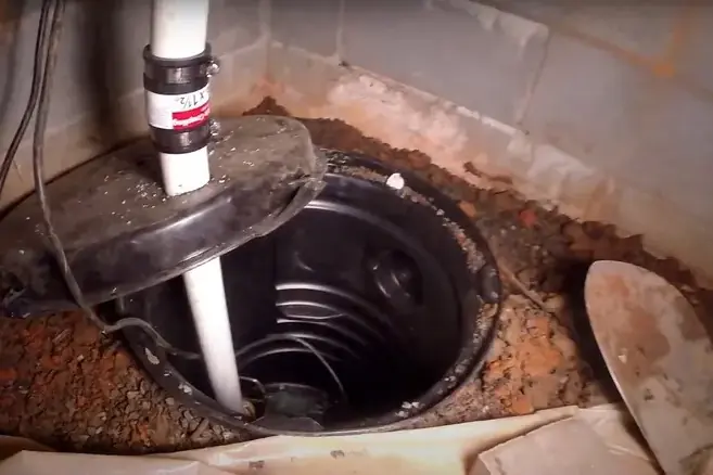 Sump pit and discharge pipe set in a crawl space